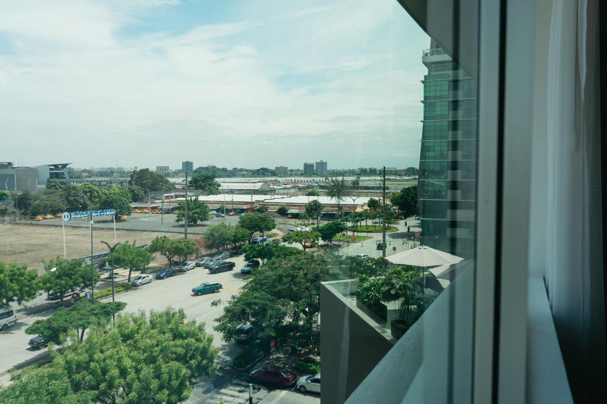 Holiday Inn Guayaquil Airport By Ihg Zewnętrze zdjęcie View of the station from the nearby hotel