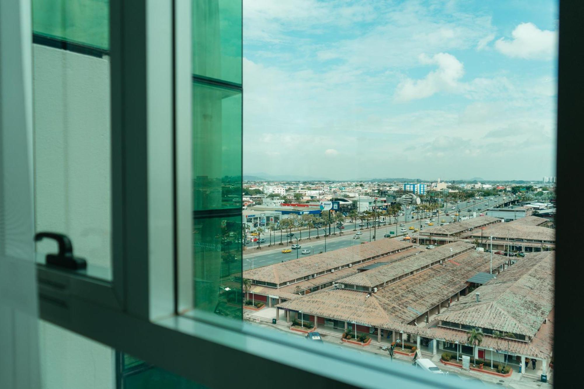 Holiday Inn Guayaquil Airport By Ihg Zewnętrze zdjęcie View of the airport from the hotel