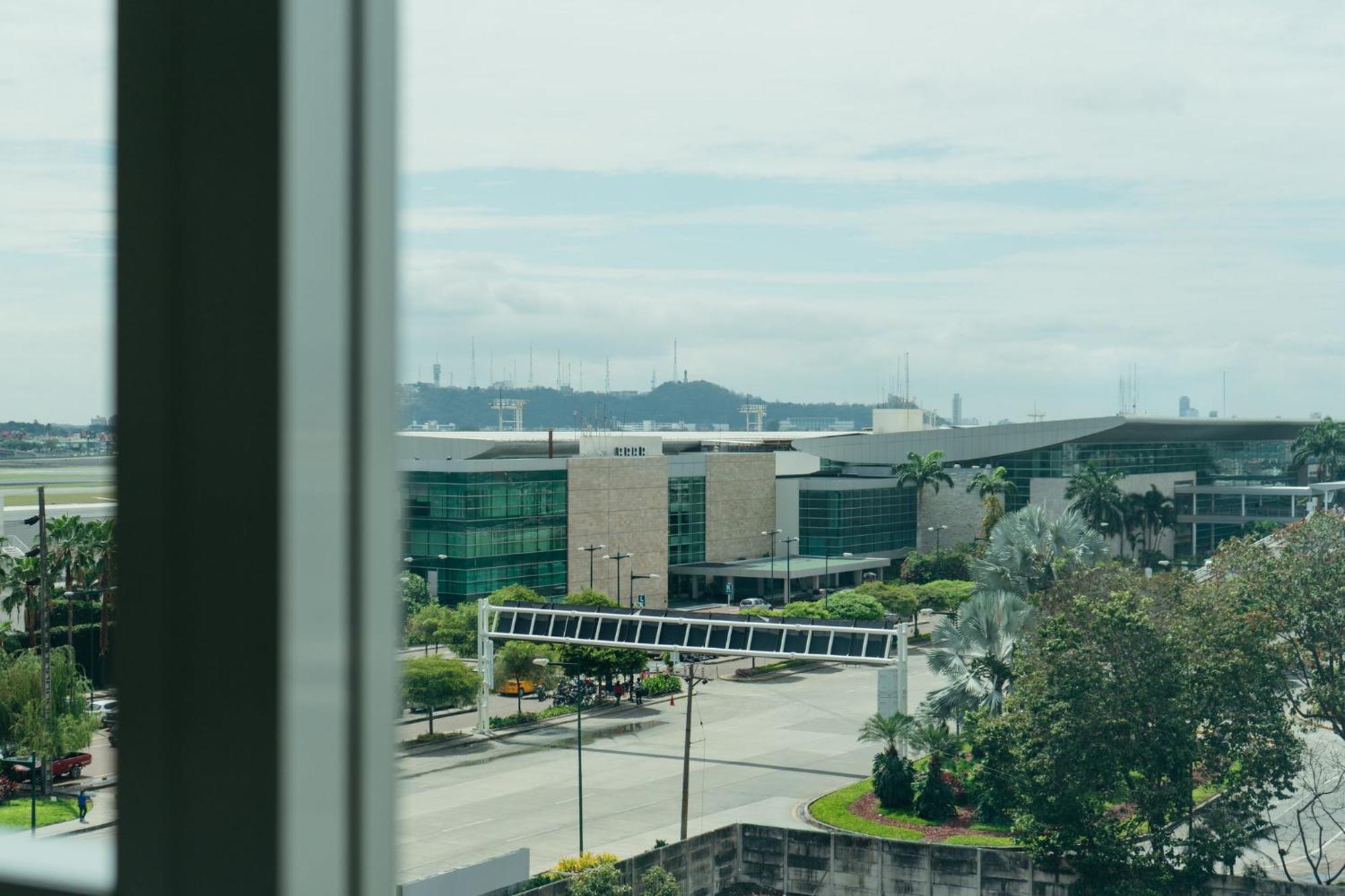 Holiday Inn Guayaquil Airport By Ihg Zewnętrze zdjęcie View of the airport from the nearby hotel