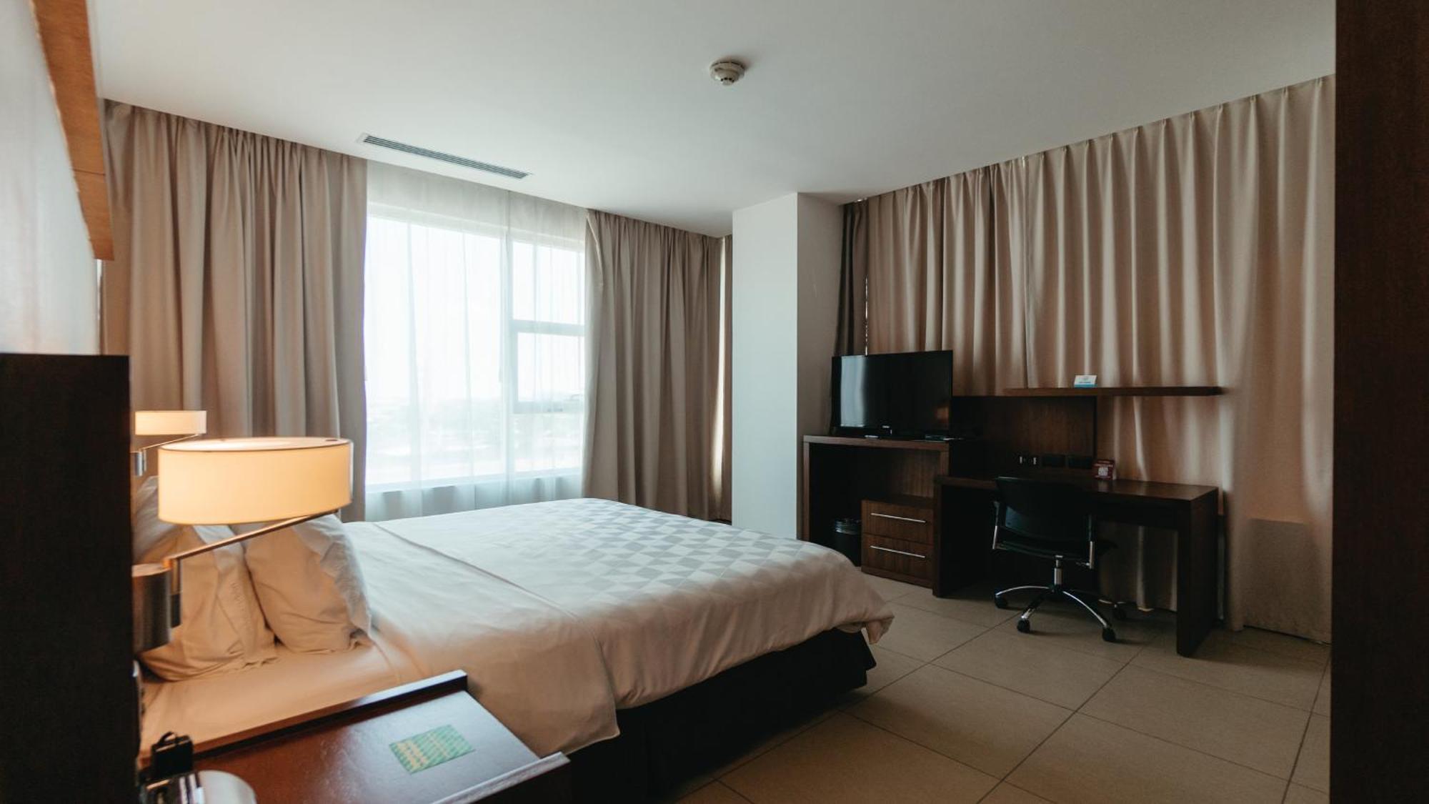 Holiday Inn Guayaquil Airport By Ihg Zewnętrze zdjęcie A bedroom at the Residence Inn