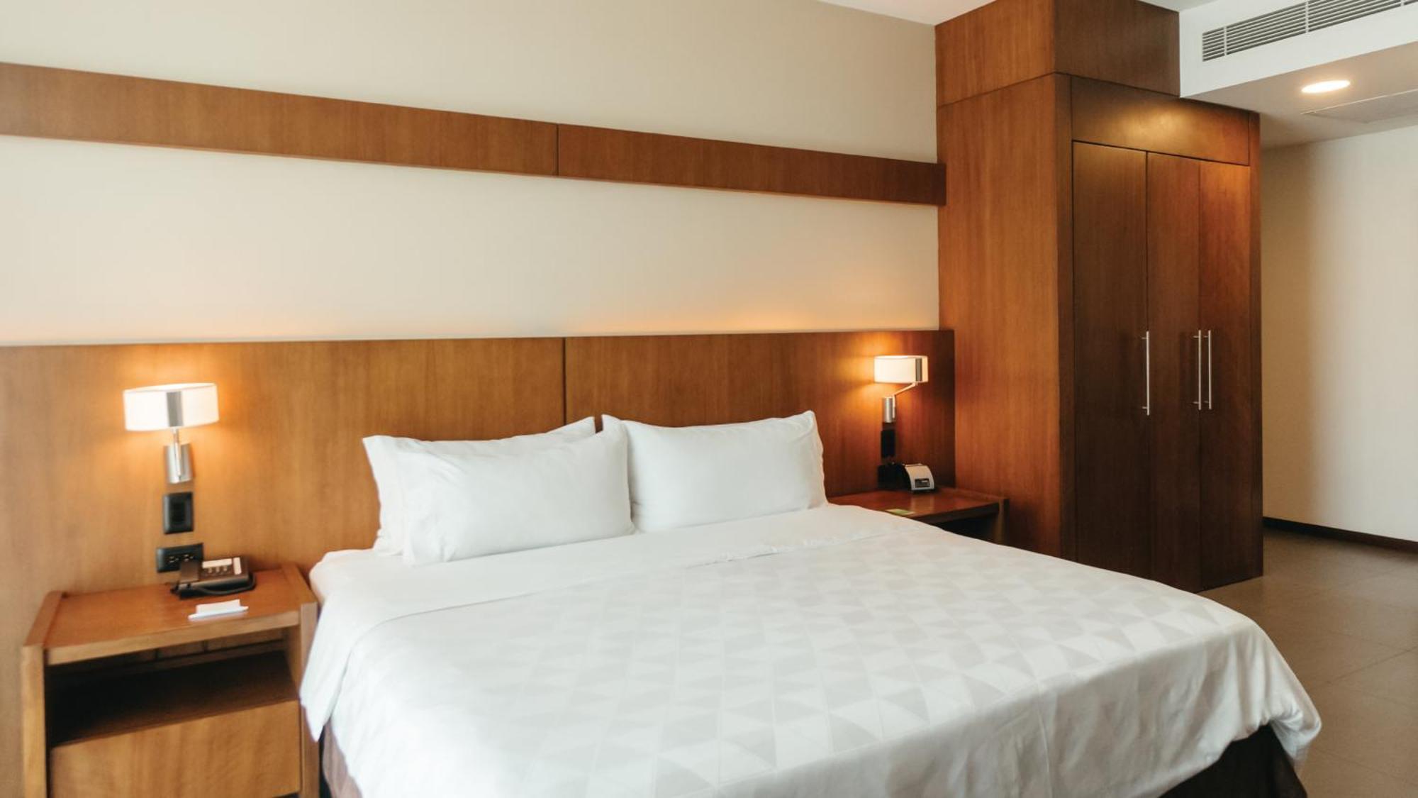 Holiday Inn Guayaquil Airport By Ihg Zewnętrze zdjęcie A bedroom at the hotel