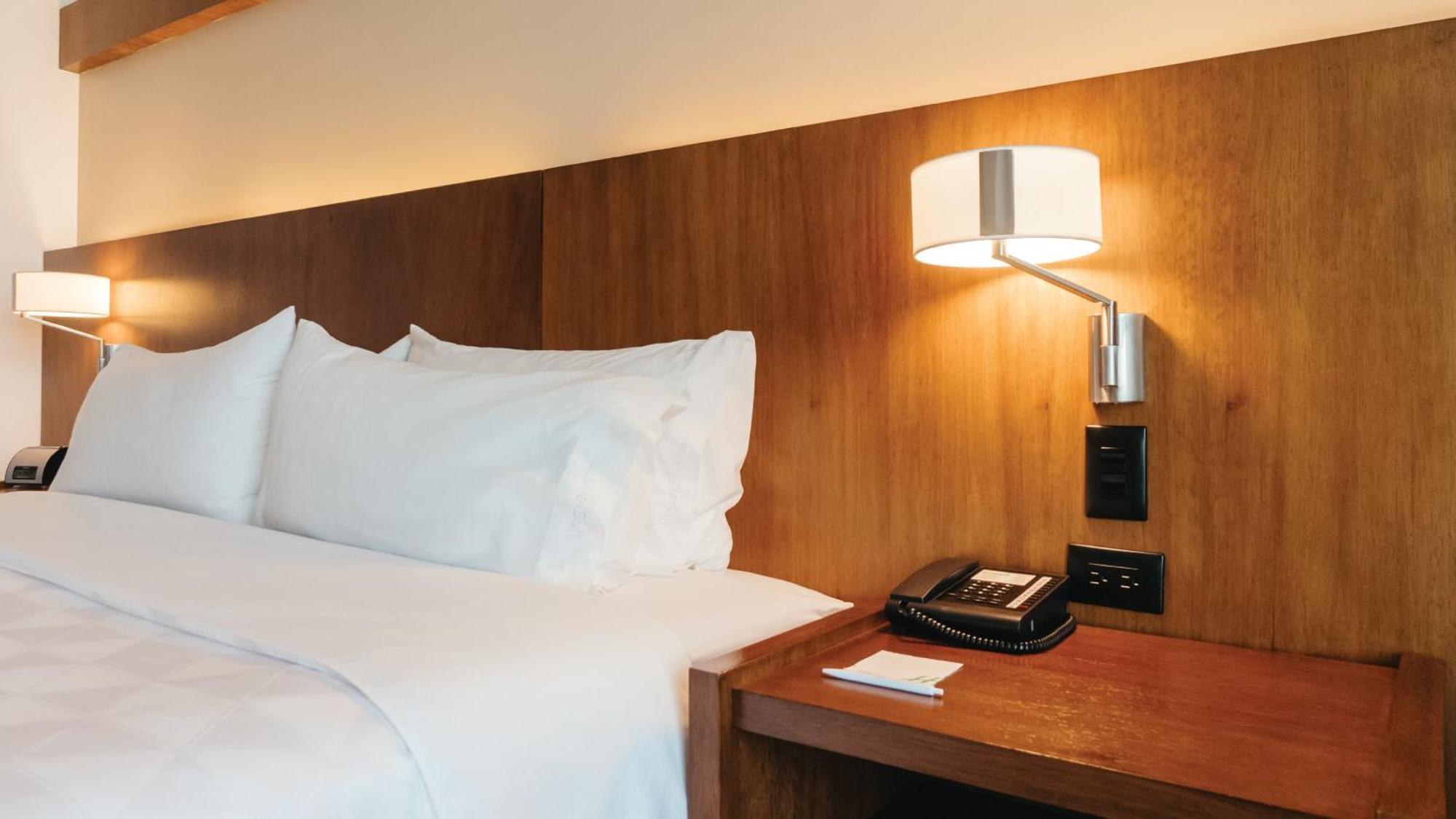 Holiday Inn Guayaquil Airport By Ihg Zewnętrze zdjęcie A wall-mounted light