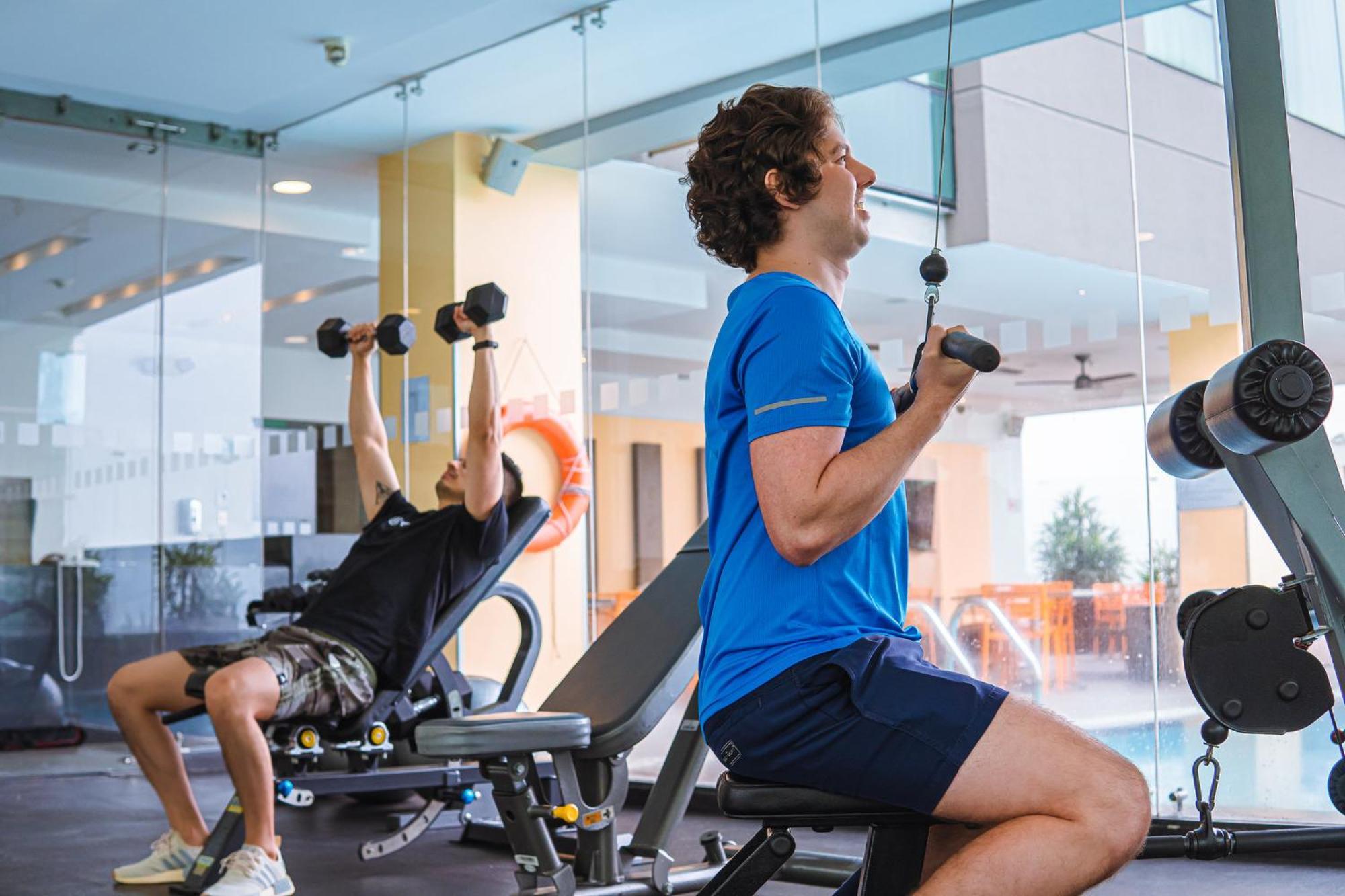 Holiday Inn Guayaquil Airport By Ihg Zewnętrze zdjęcie A seated dumbbell press