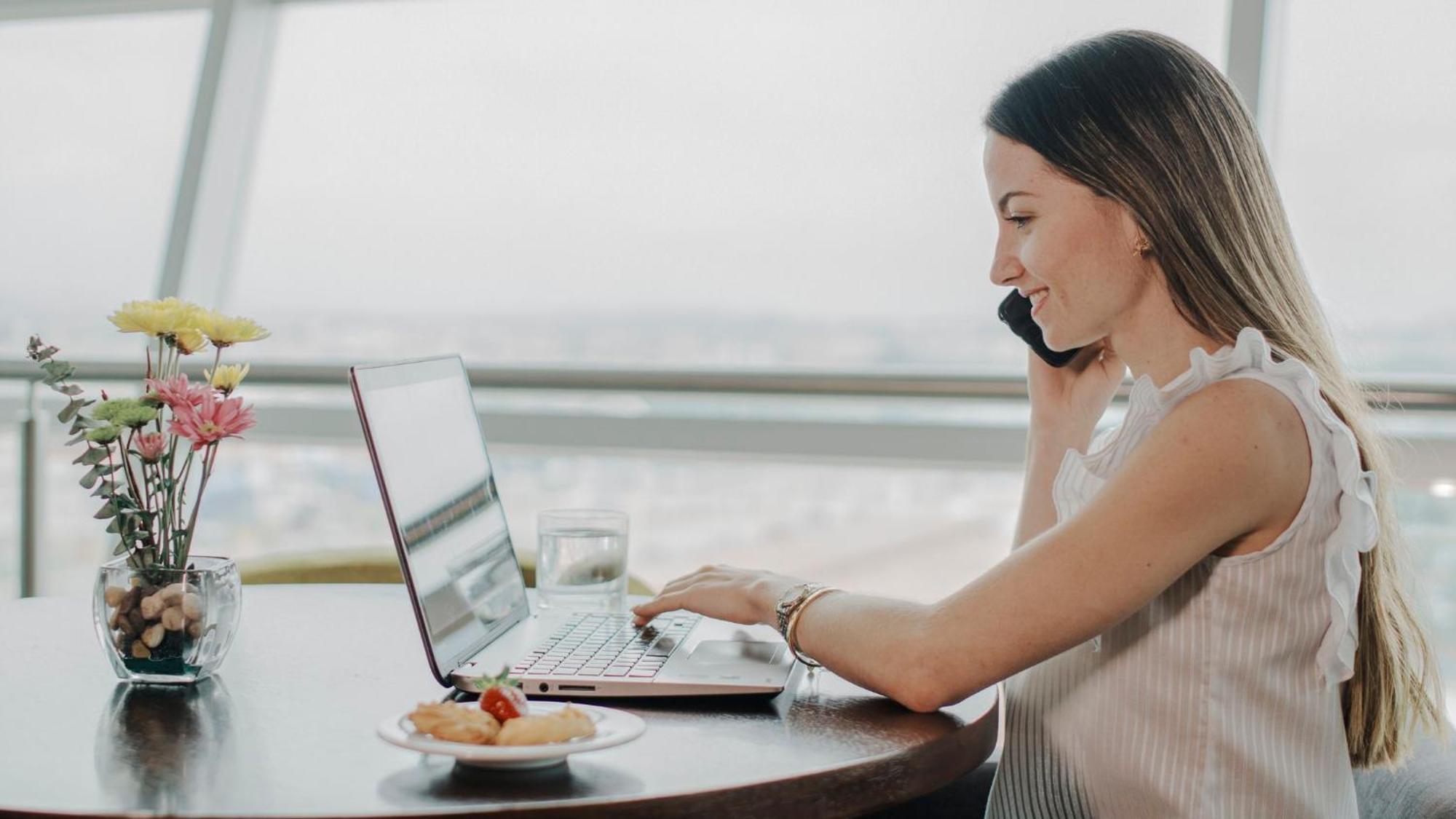 Holiday Inn Guayaquil Airport By Ihg Zewnętrze zdjęcie A woman working from home