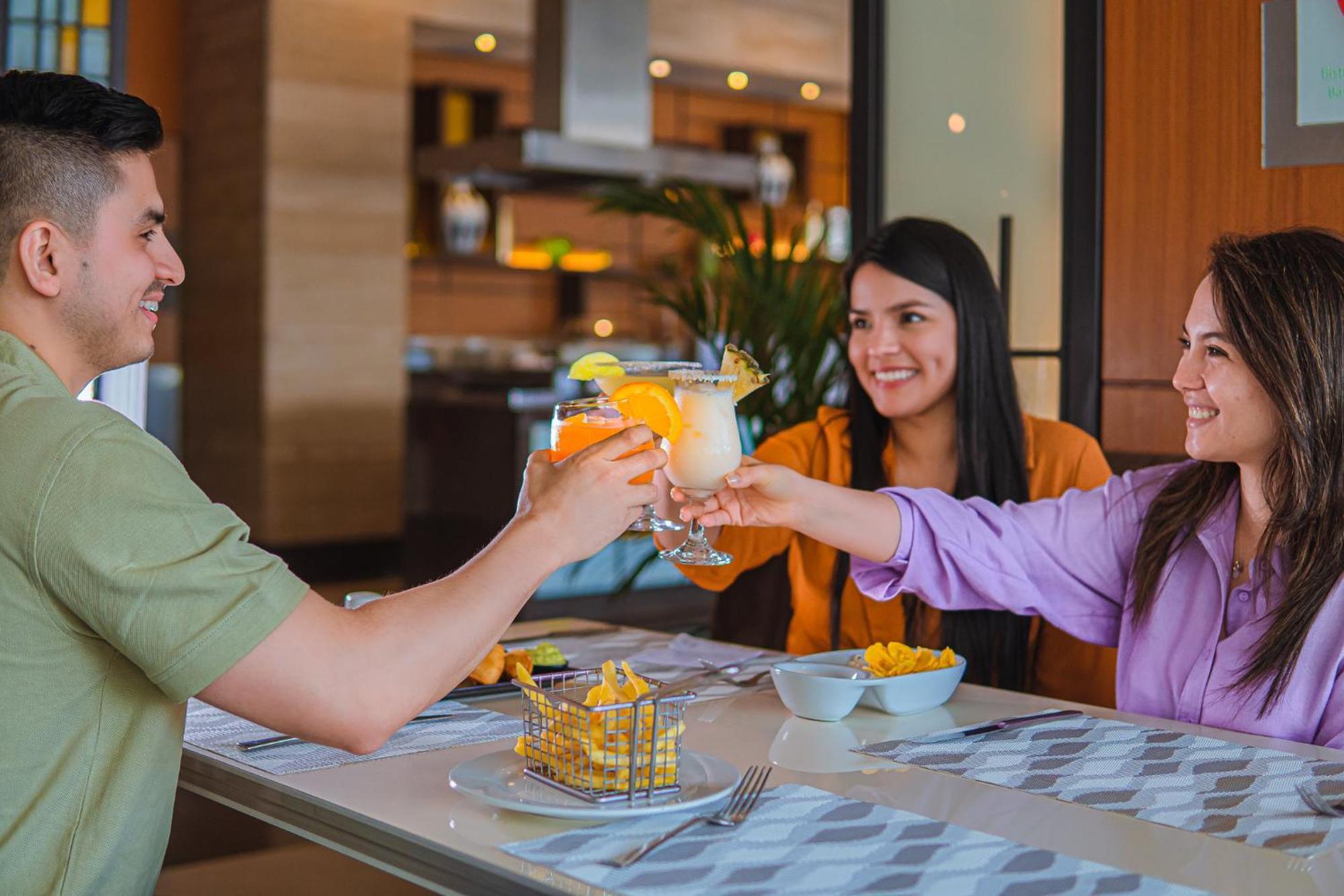 Holiday Inn Guayaquil Airport By Ihg Zewnętrze zdjęcie A group of friends toasting with a margarita