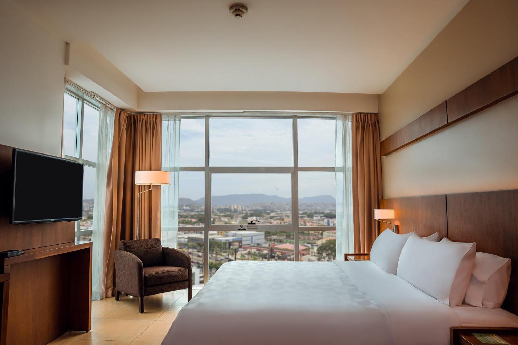 Holiday Inn Guayaquil Airport By Ihg Zewnętrze zdjęcie A bedroom at the Hilton Garden Inn in Tucson, Arizona