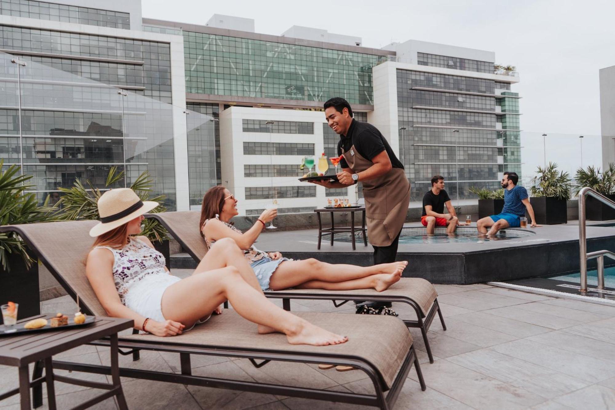 Holiday Inn Guayaquil Airport By Ihg Zewnętrze zdjęcie Rooftop pool at the hotel