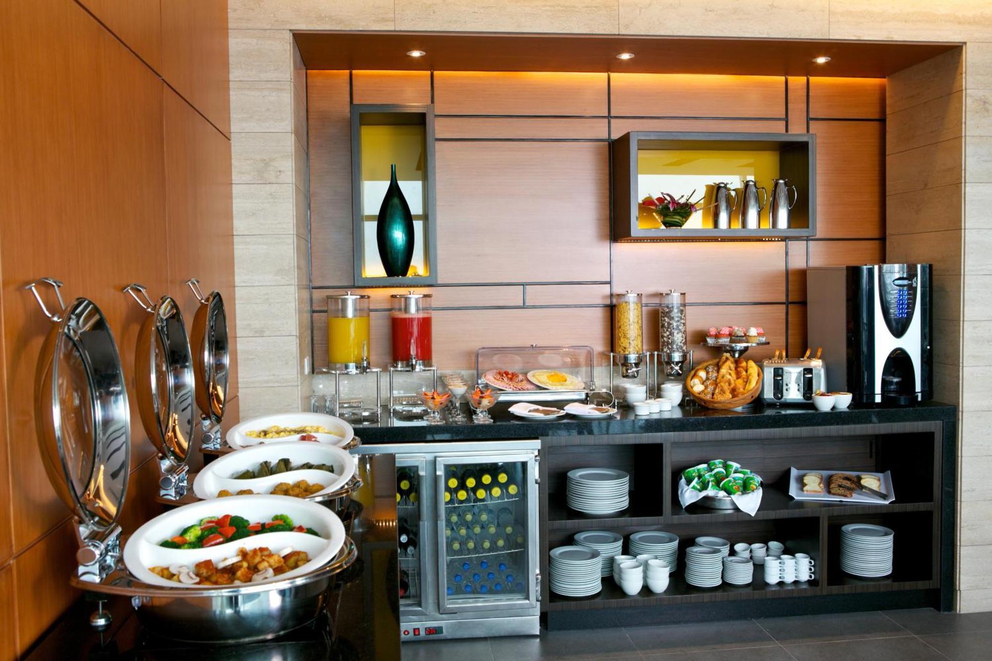 Holiday Inn Guayaquil Airport By Ihg Zewnętrze zdjęcie A buffet at a hotel