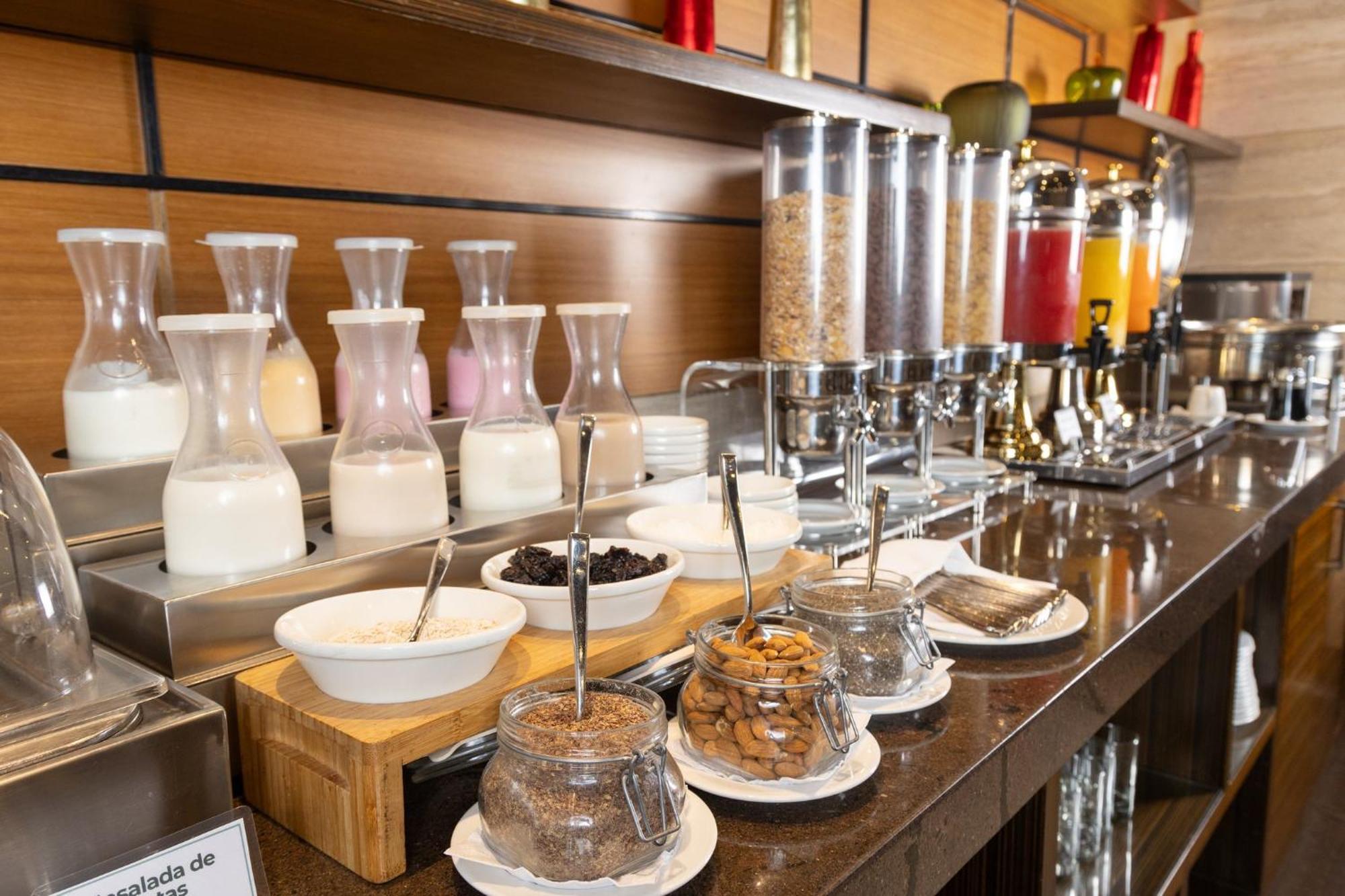 Holiday Inn Guayaquil Airport By Ihg Zewnętrze zdjęcie A breakfast buffet