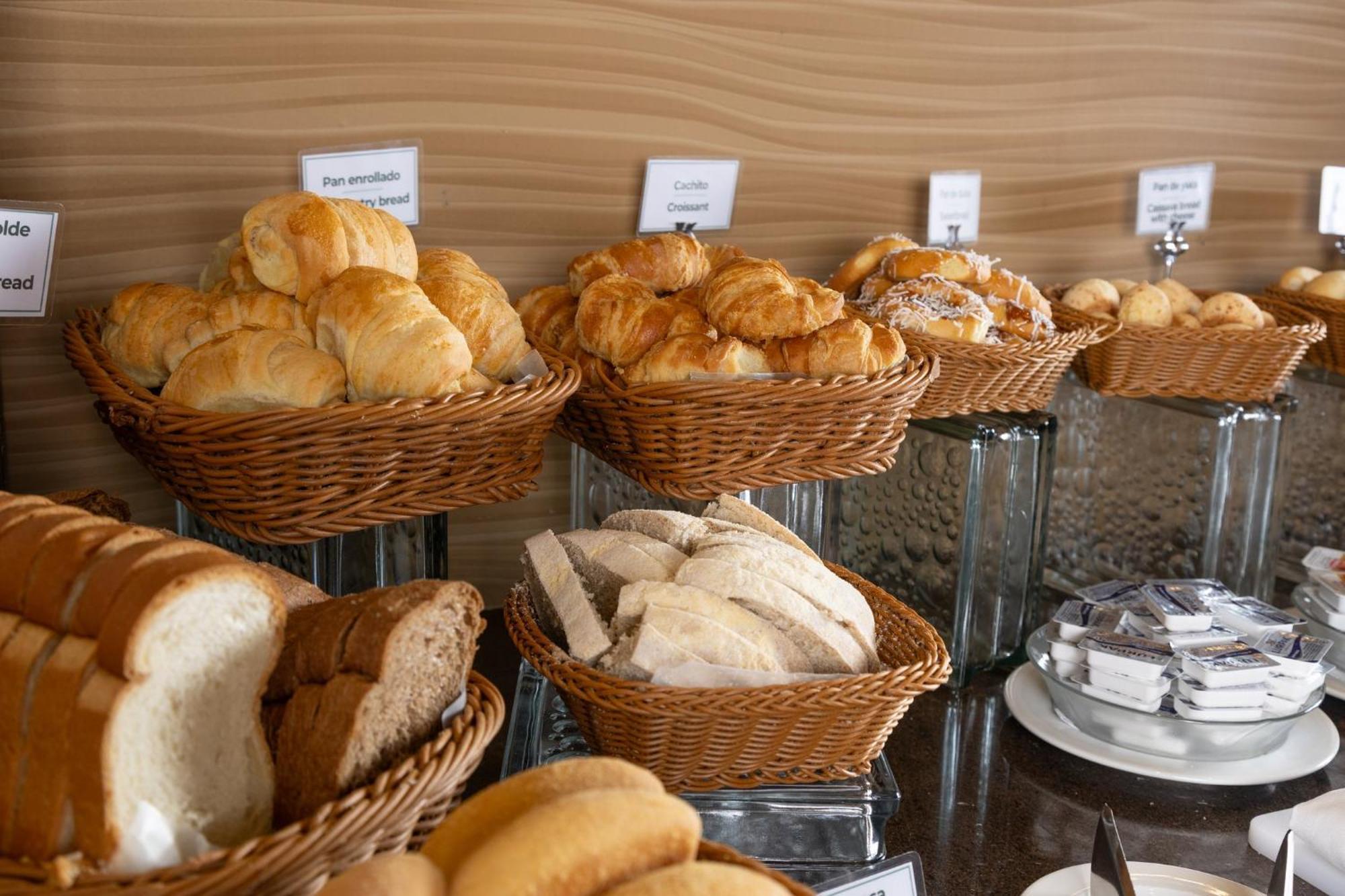 Holiday Inn Guayaquil Airport By Ihg Zewnętrze zdjęcie Buns and pastries